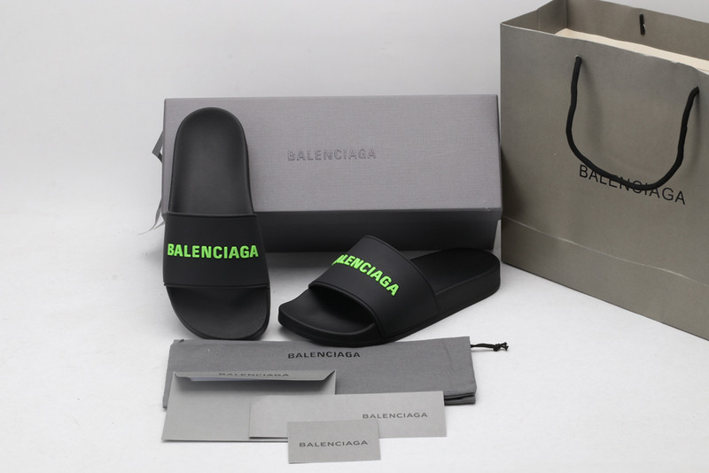 Ba*len*cia*ga black slides