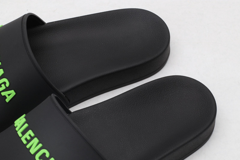 Ba*len*cia*ga black slides