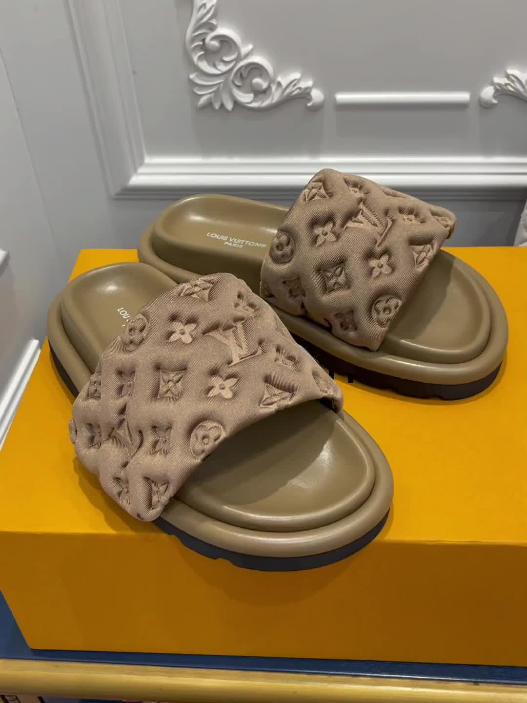 LOU1_TON SLIPPERS