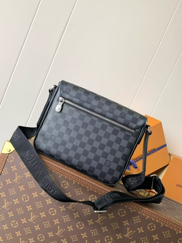 L0vis Vvtt0n Trio Jm messenger