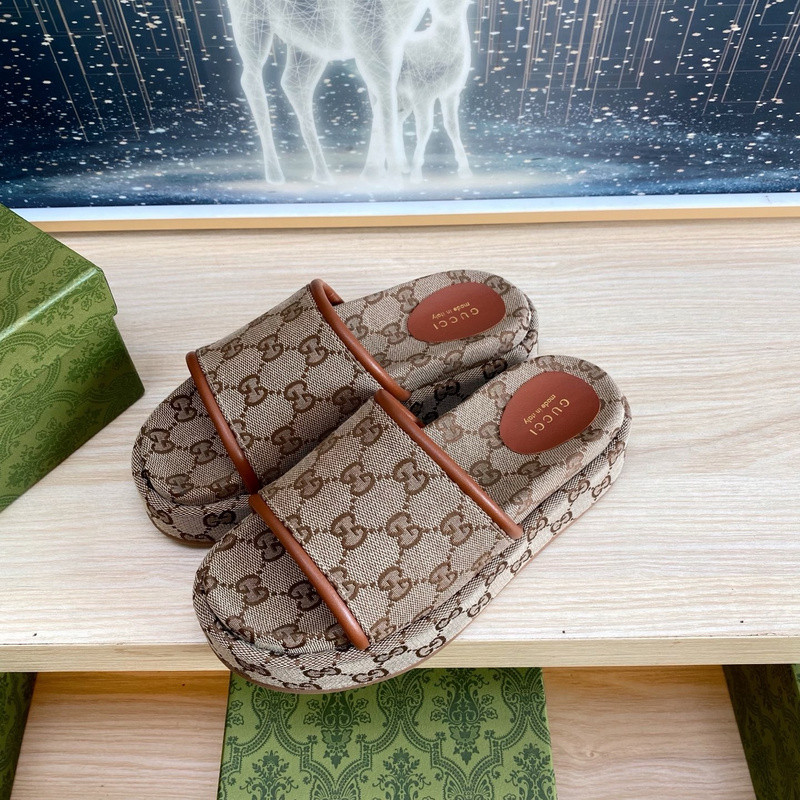 GUC LEATHER SLIDE