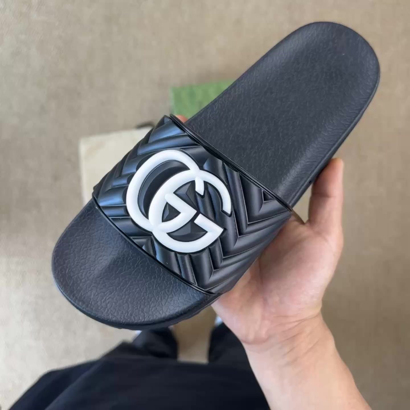 GUC LEATHER SLIDE