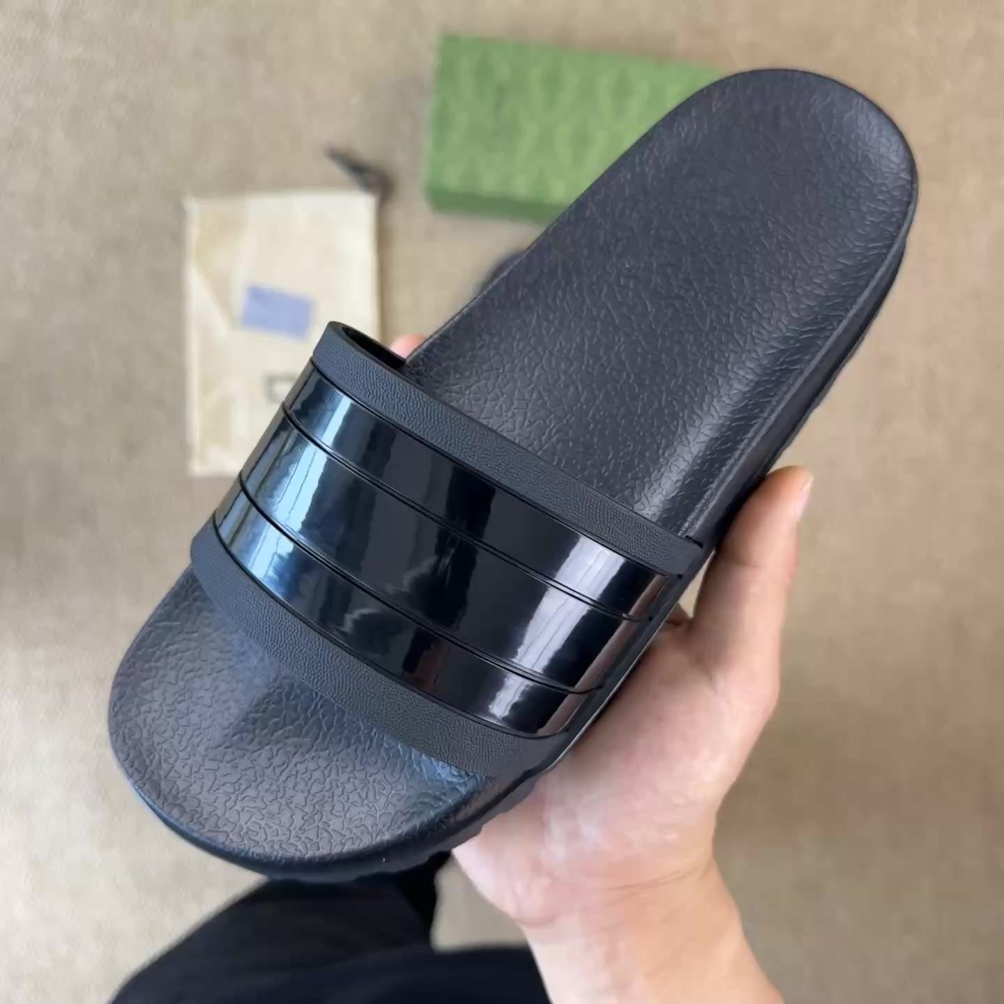 GUC LEATHER SLIDE