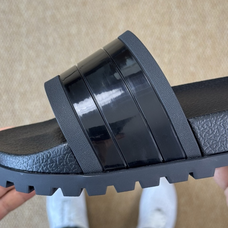 GUC LEATHER SLIDE