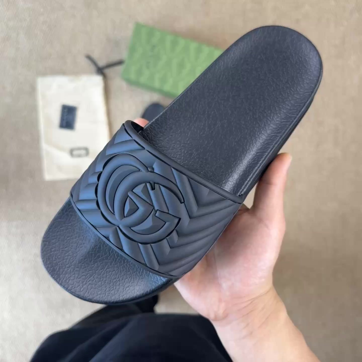GUC LEATHER SLIDE