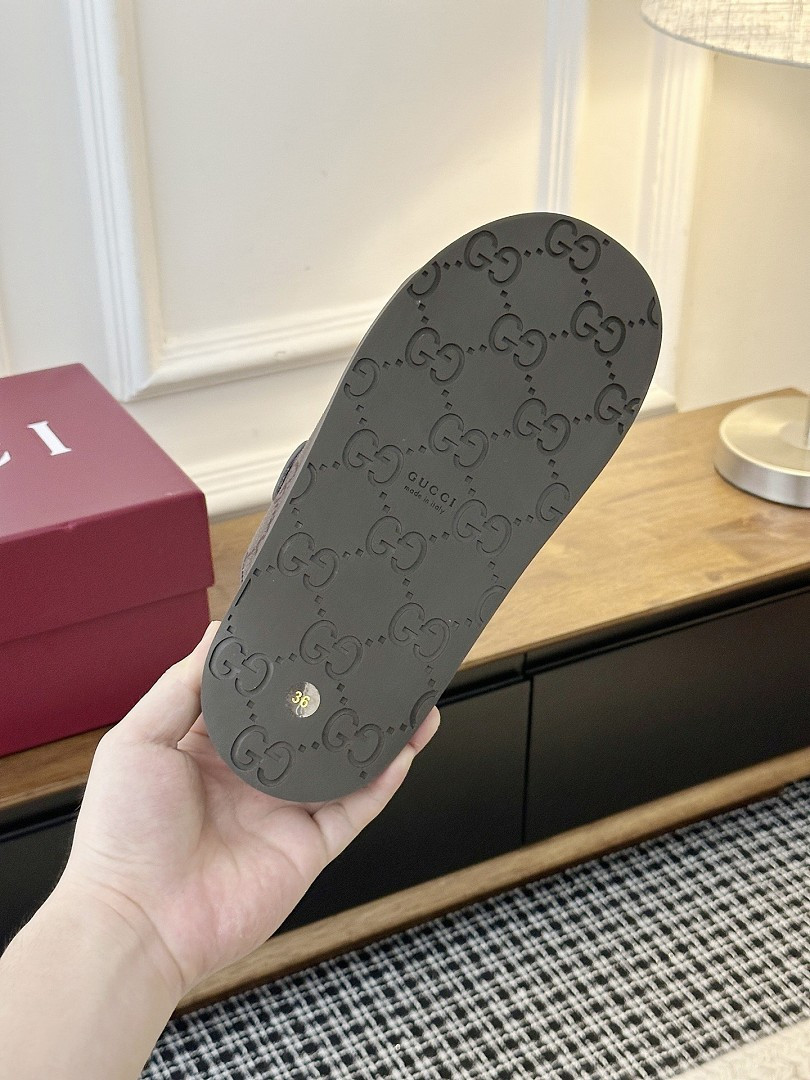 GUC LEATHER SLIDE