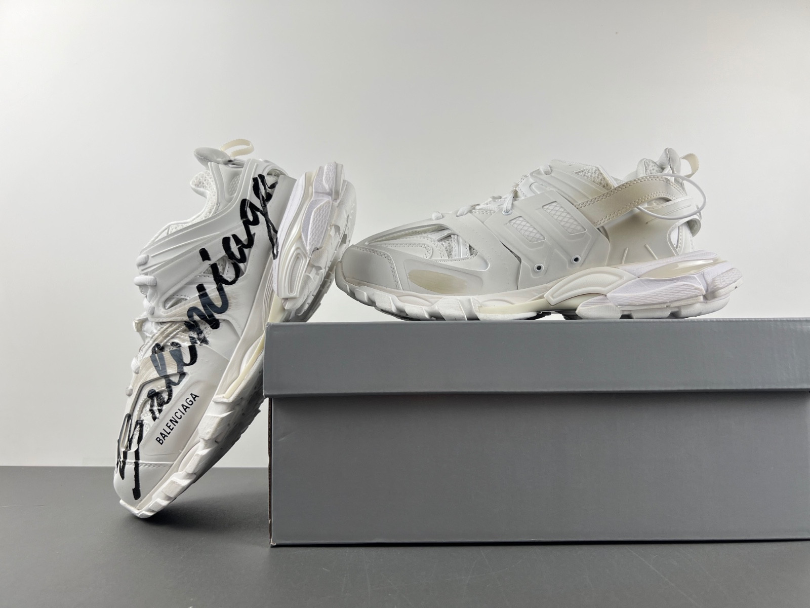 BALENCIAGA TRACK 542436 WTRHW 1090