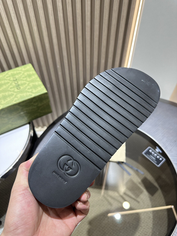 GUC LEATHER SLIDE