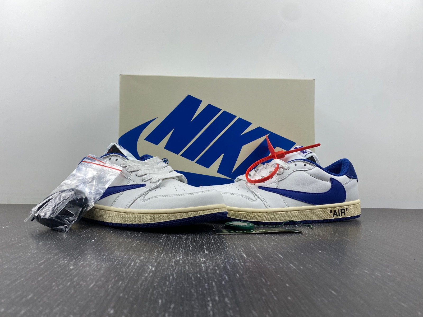 OFF-WHITE x Travis Scott x Air Jordan 1 OW DM7890-111