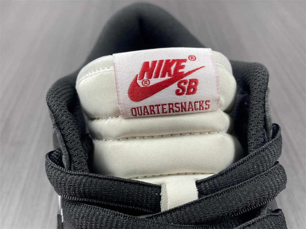 QUARTERSNACKS X NIKE DUNK LOW SB