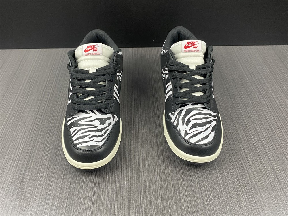 QUARTERSNACKS X NIKE DUNK LOW SB