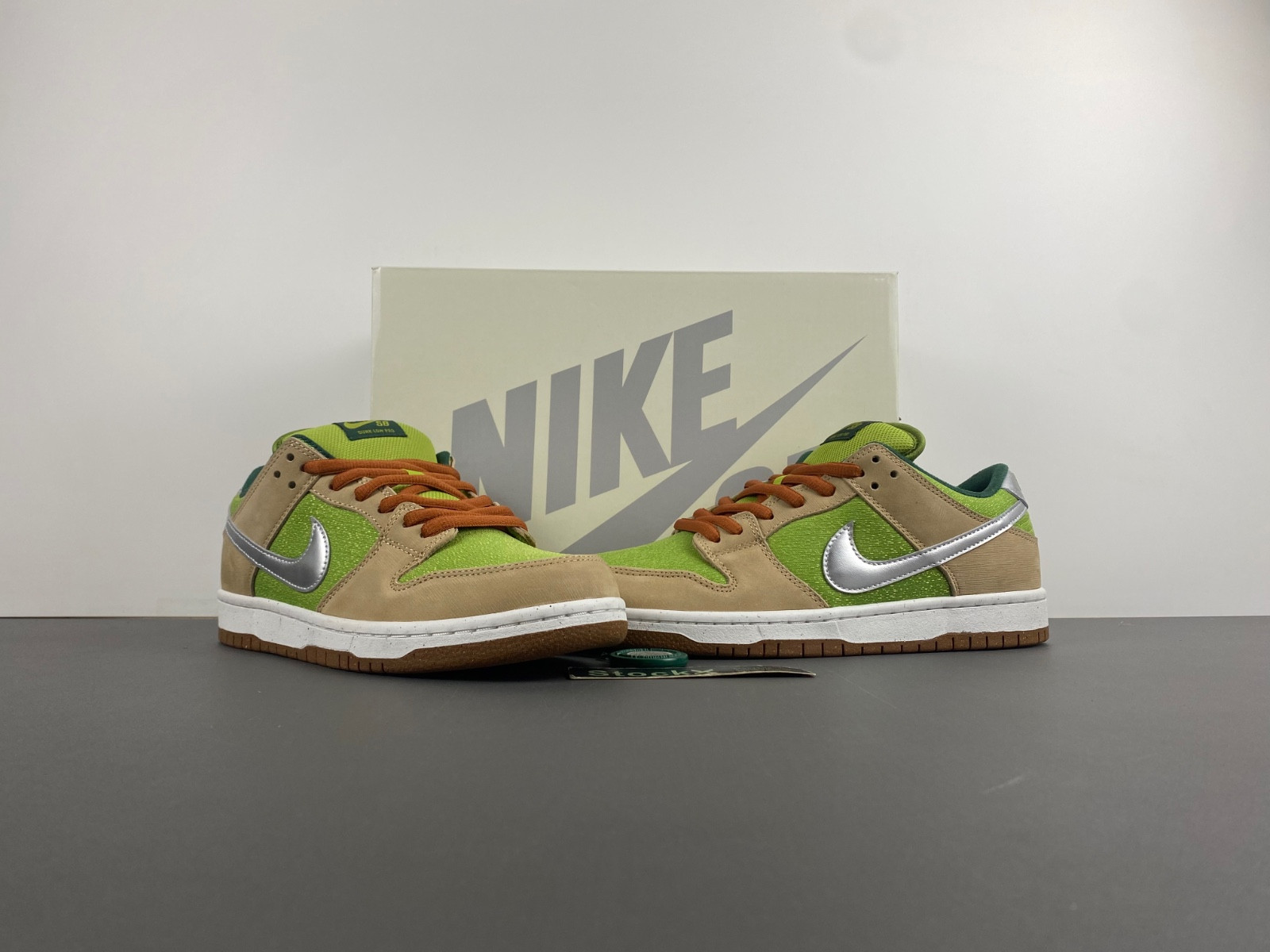 Nike SB Dunk Low "Escargot" FQ7585-200