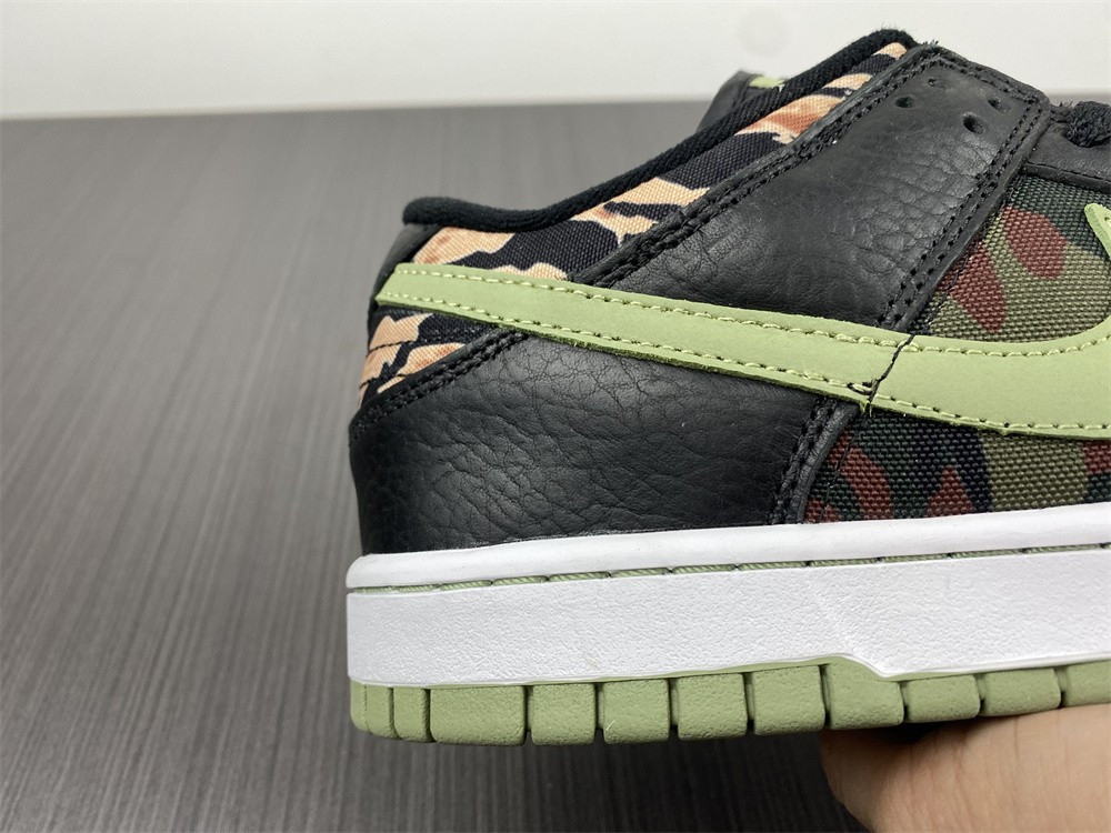NIKE DUNK LOW SE