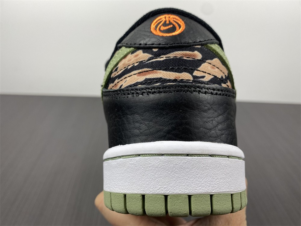 NIKE DUNK LOW SE