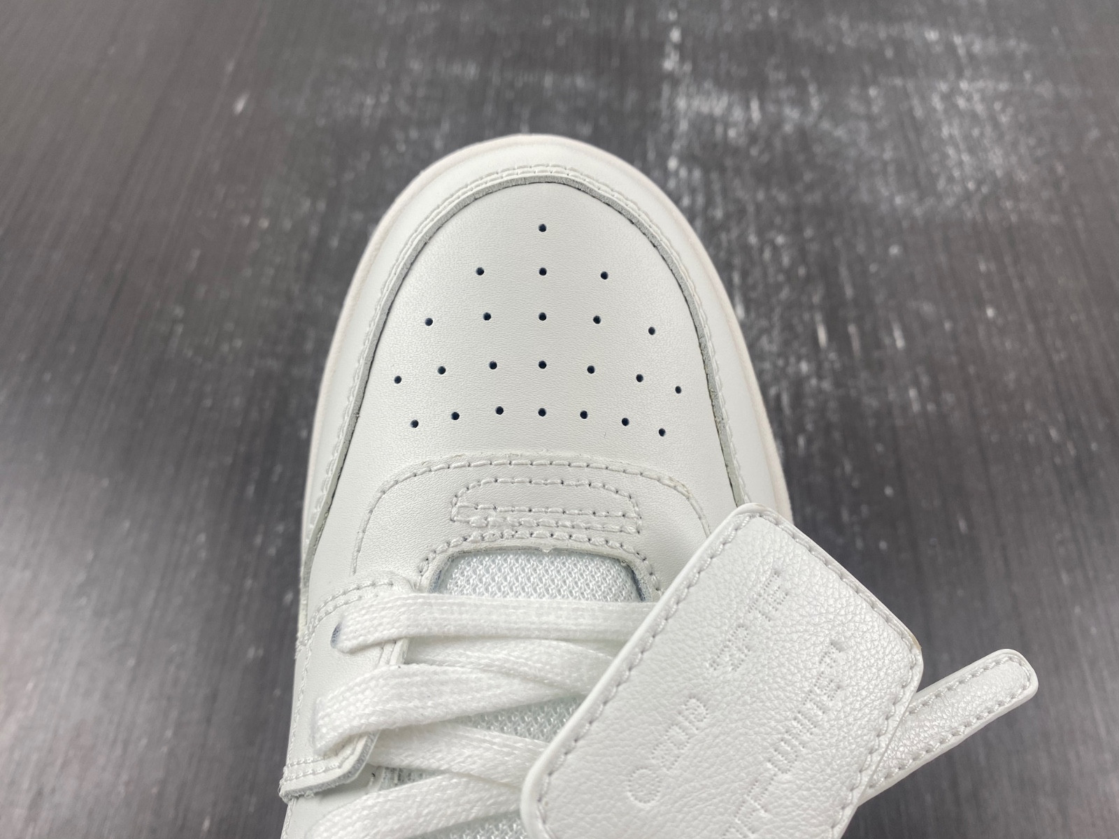 Off-White c/o Virgil Abloh
