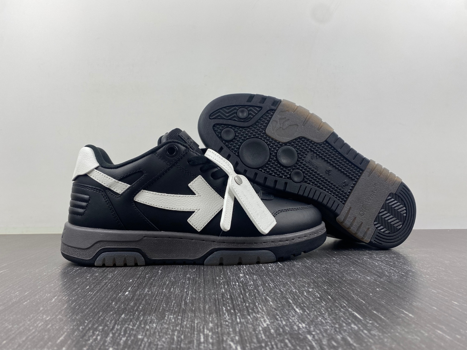 Off-White c/o Virgil Abloh