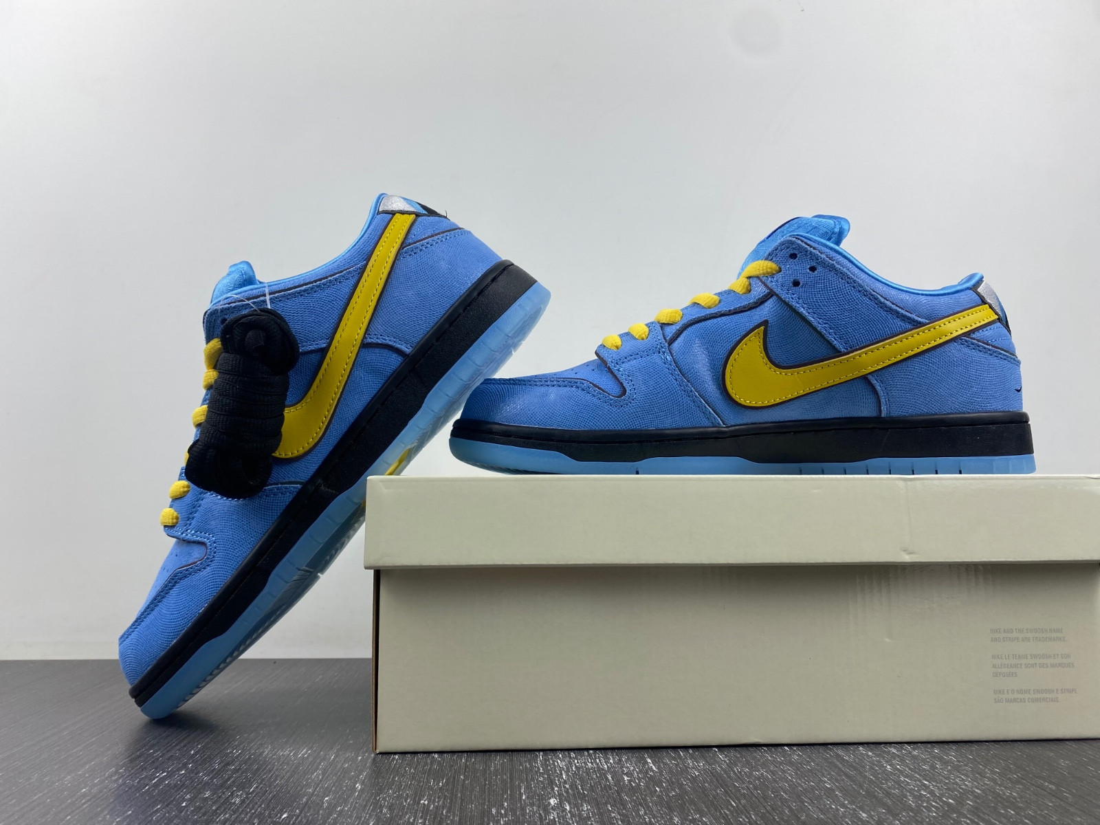 Nike THE POWERPUFF GIRLS X DUNK LOW PRO SB QS 