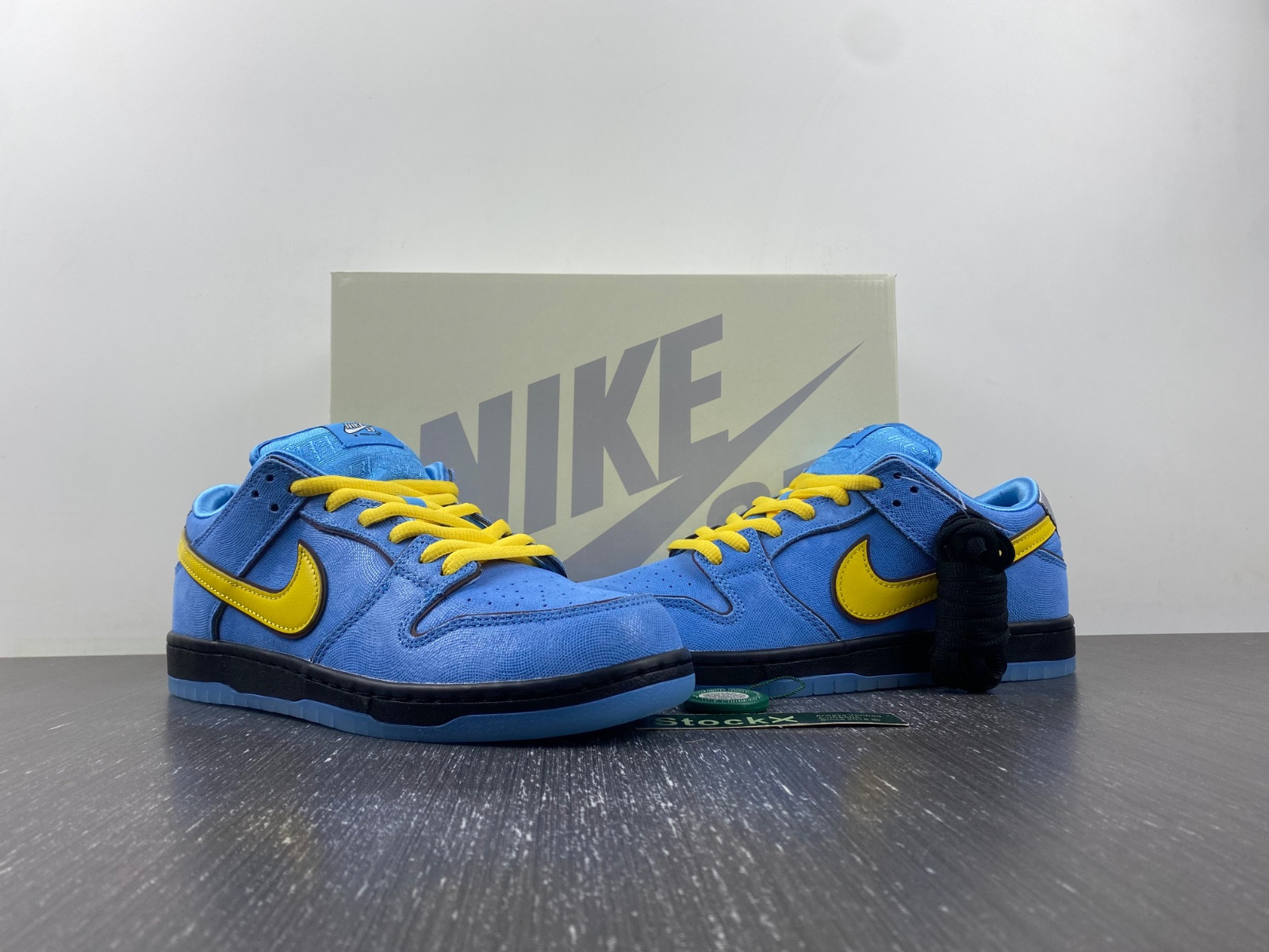 Nike THE POWERPUFF GIRLS X DUNK LOW PRO SB QS 