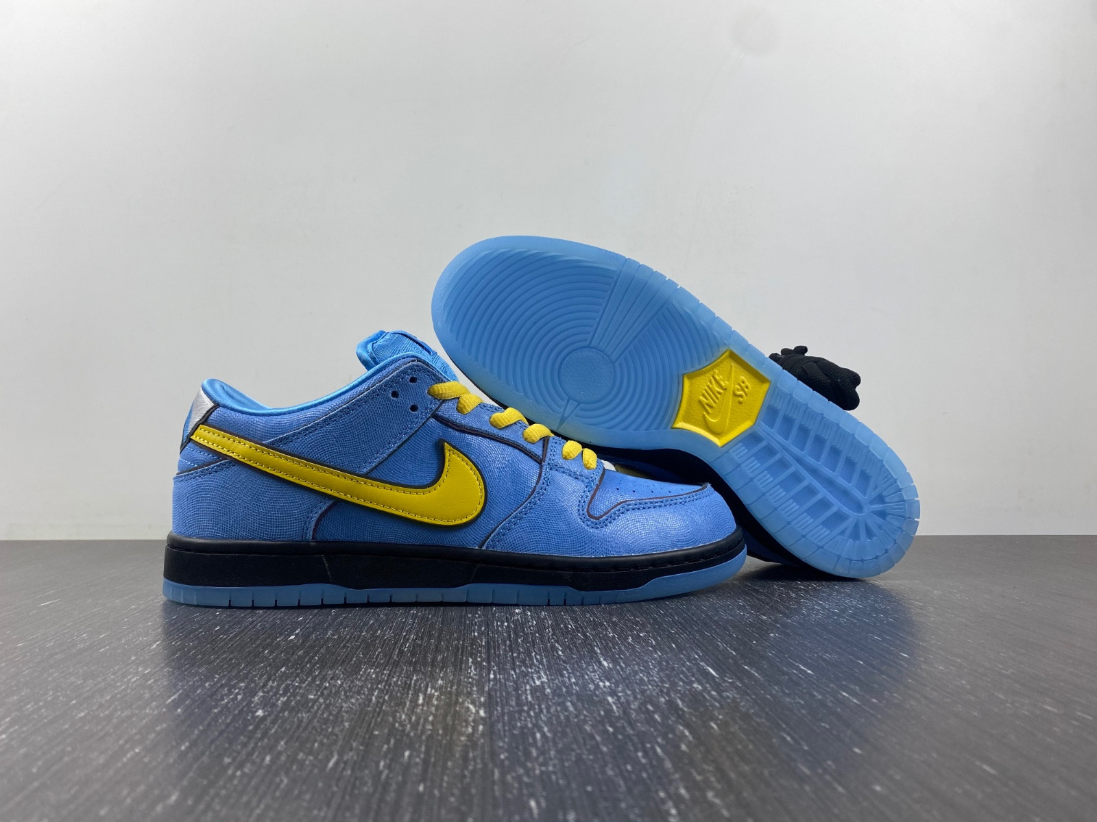 Nike THE POWERPUFF GIRLS X DUNK LOW PRO SB QS 