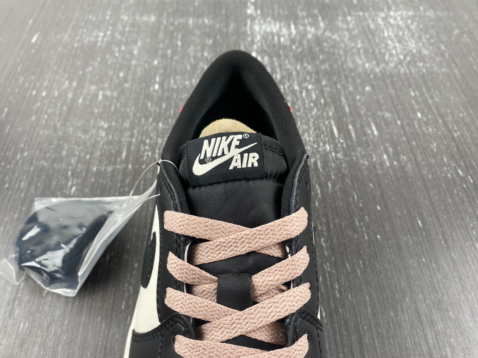 Paris Saint-Germain x Air Jordan 1 Low OG | HF8828-100