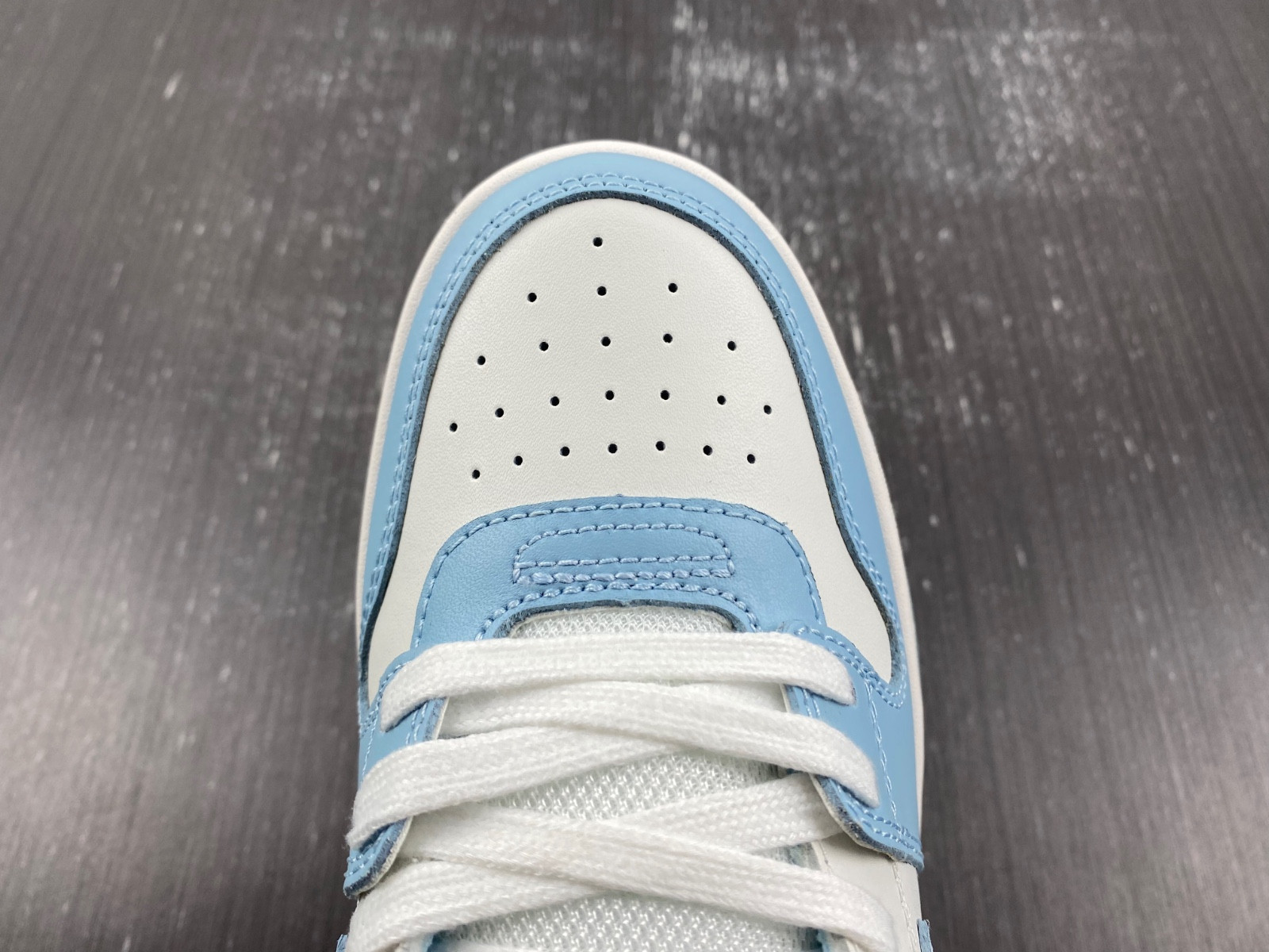 Off-White c/o Virgil Abloh