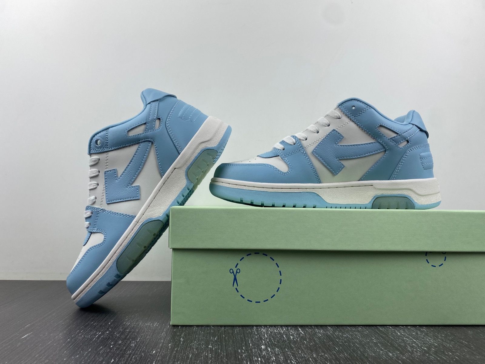 Off-White c/o Virgil Abloh
