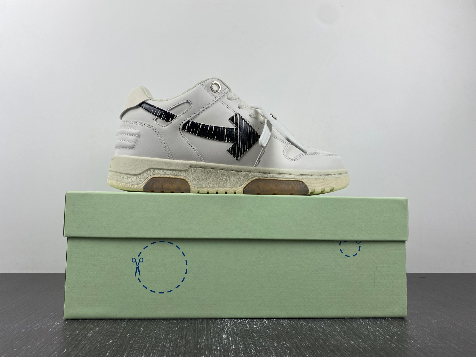 Off-White c/o Virgil Abloh