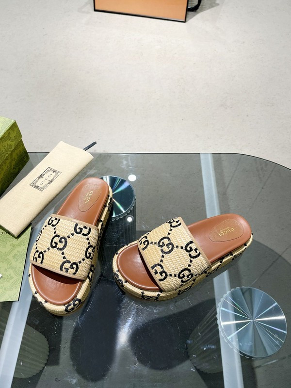 GUC LEATHER SLIDE