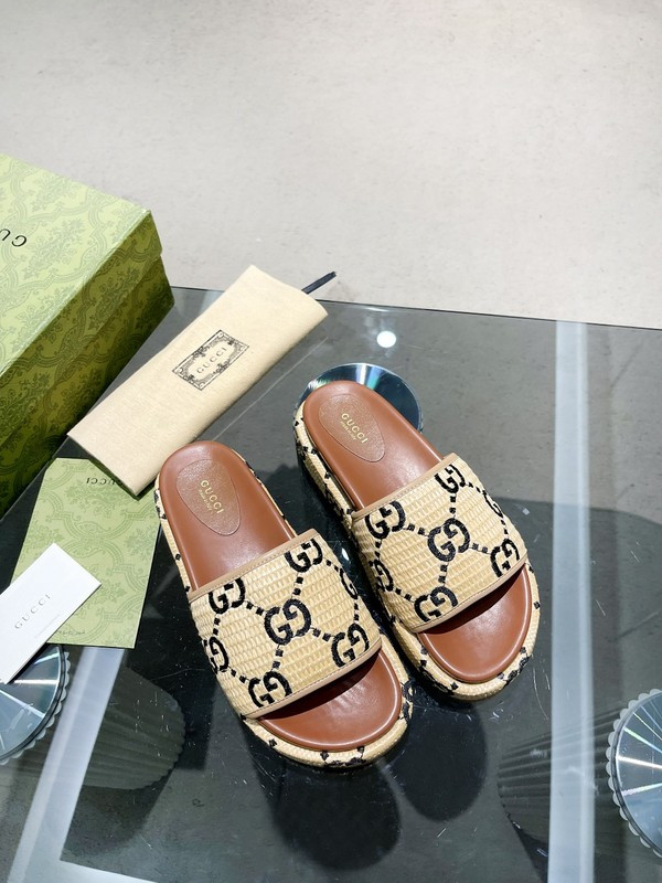 GUC LEATHER SLIDE