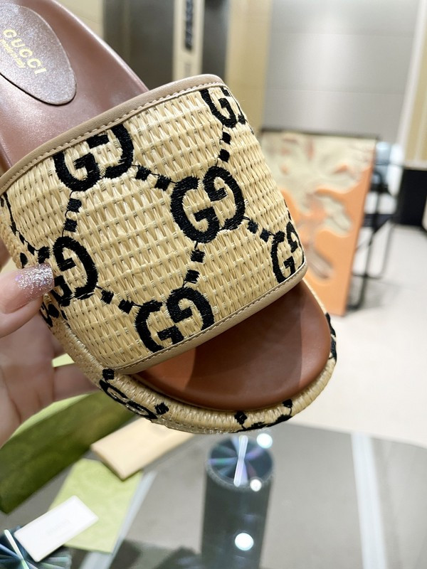 GUC LEATHER SLIDE