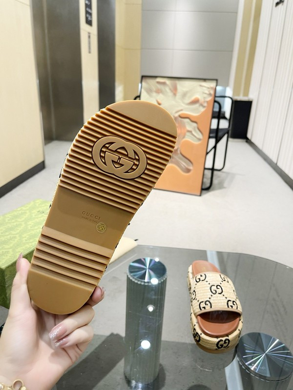 GUC LEATHER SLIDE