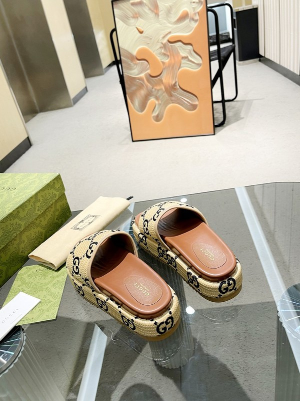 GUC LEATHER SLIDE