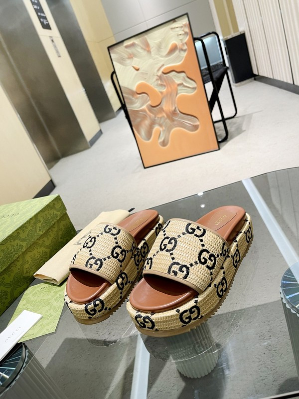 GUC LEATHER SLIDE