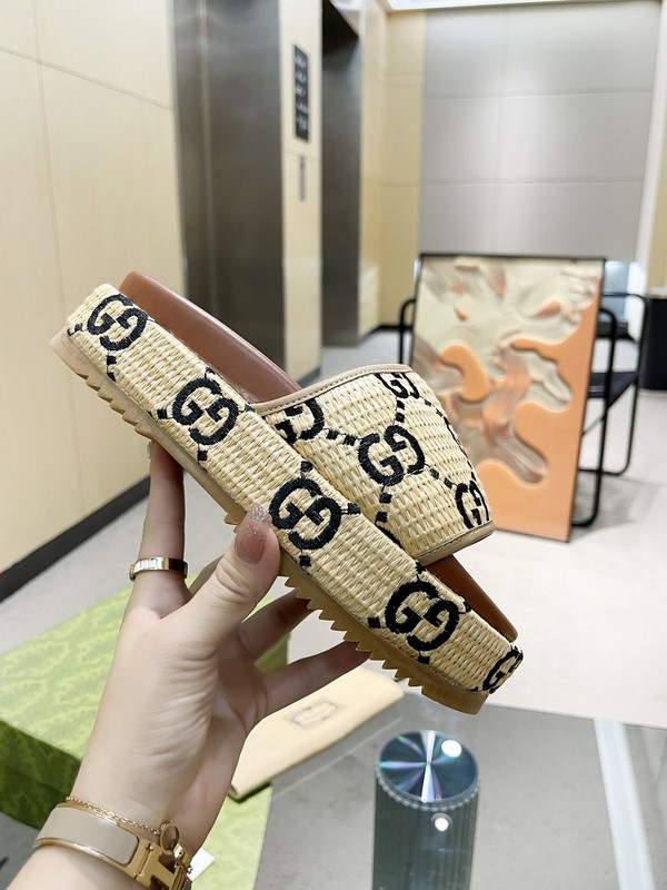GUC LEATHER SLIDE