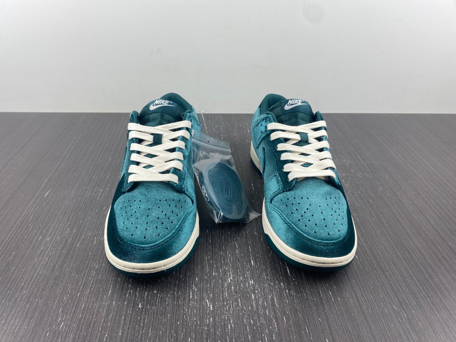 Nike Dunk Low Green Velvet (W) - DZ5224-300