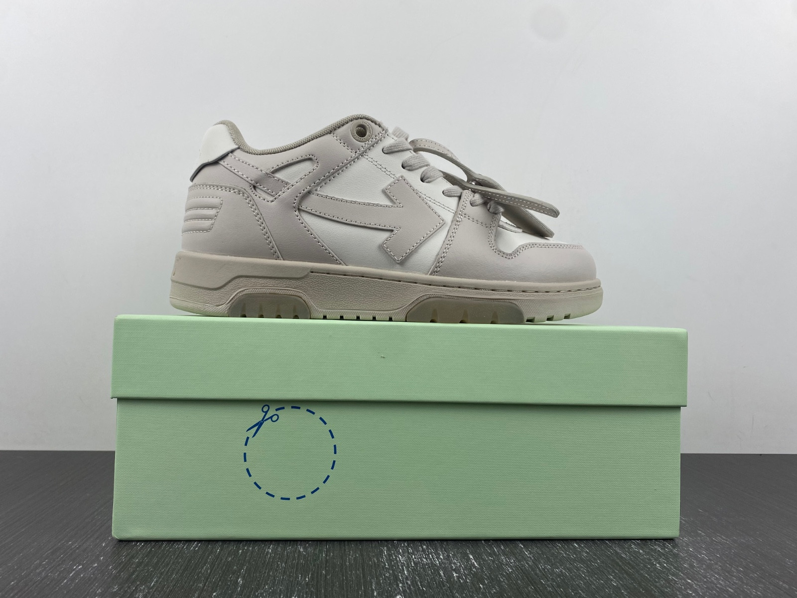 Off-White c/o Virgil Abloh