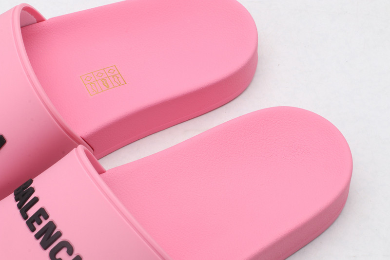 Ba*len*cia*ga pink slides