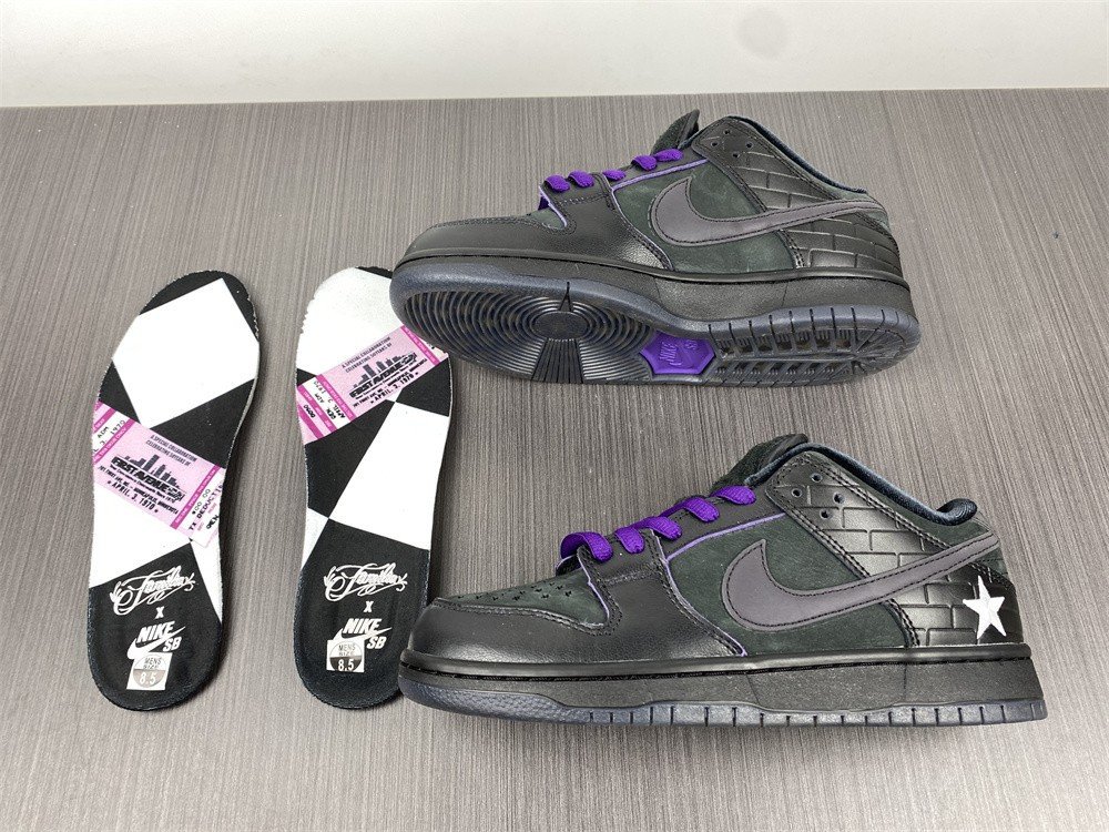 FAMILIA X NIKE SB DUNK LOW FIRST AVENUE DJ1159-001