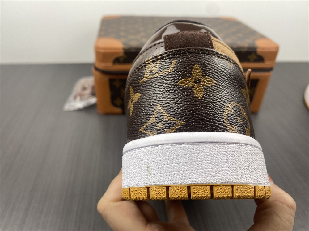 AIR JORDAN 1 LOW SNEAKERS