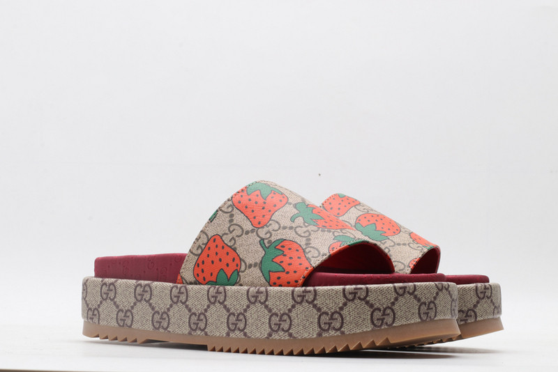GUC LEATHER SLIDE
