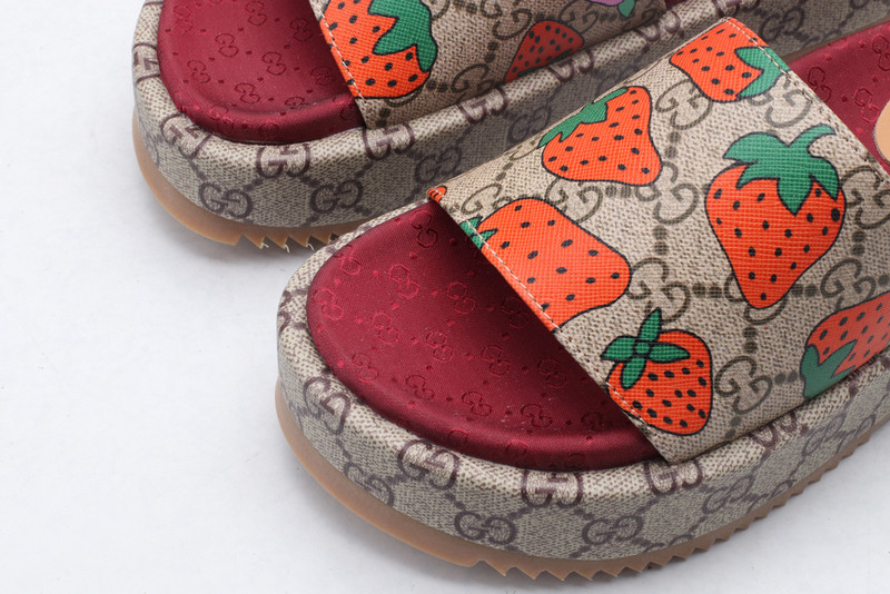 GUC LEATHER SLIDE