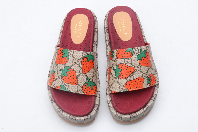 GUC LEATHER SLIDE