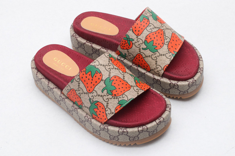GUC LEATHER SLIDE