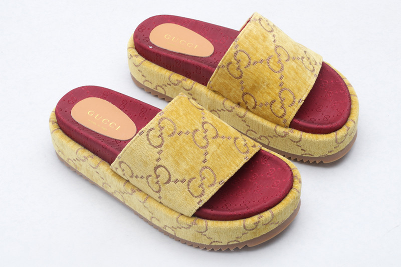 GUC LEATHER SLIDE