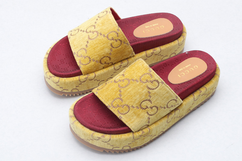 GUC LEATHER SLIDE