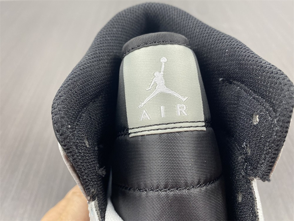 AIR JORDAN 1 MID “LIGHT SMOKE GREY” 554724-078