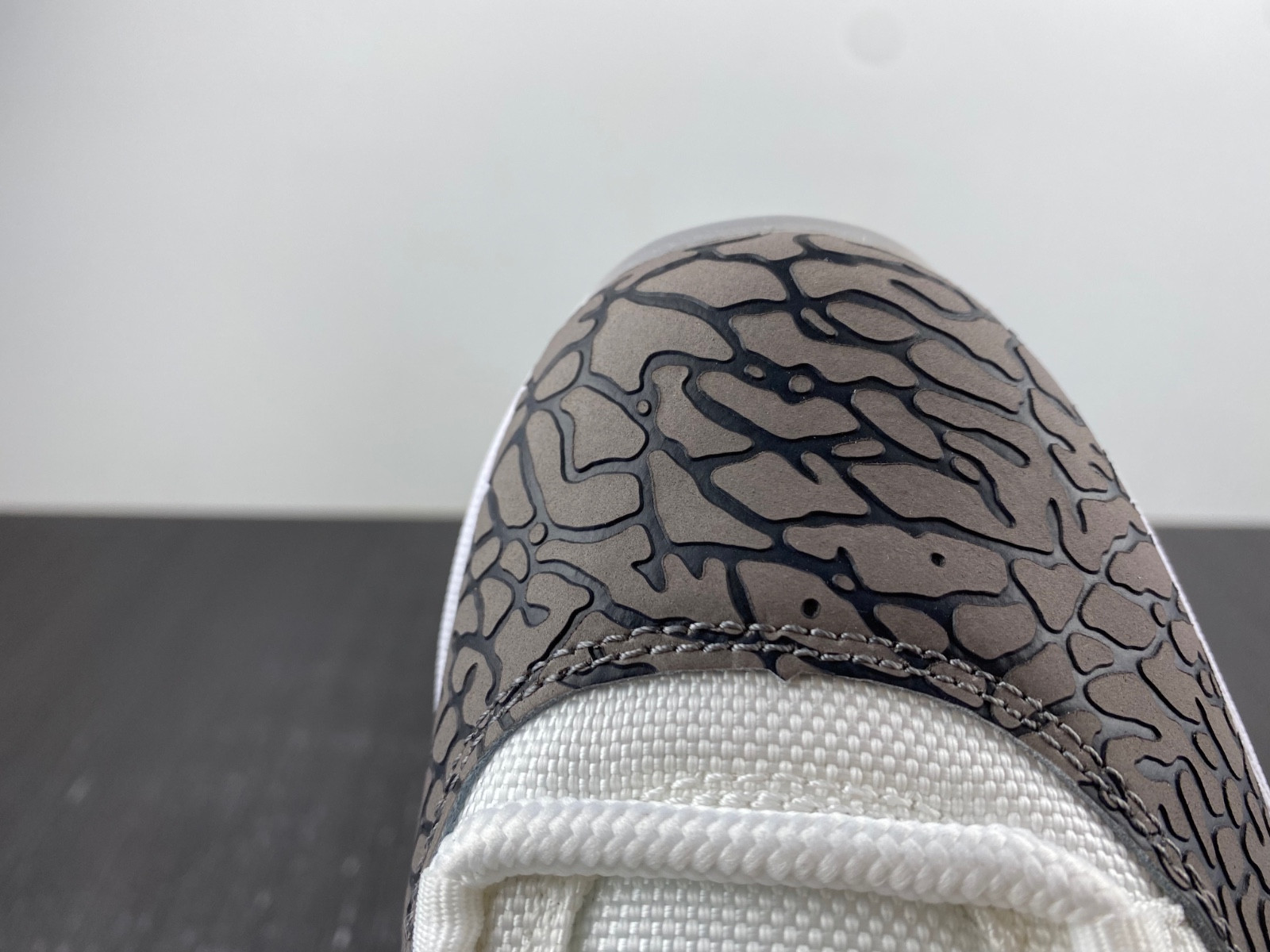 Air Jordan 11 Low Cement Grey AV2187-140