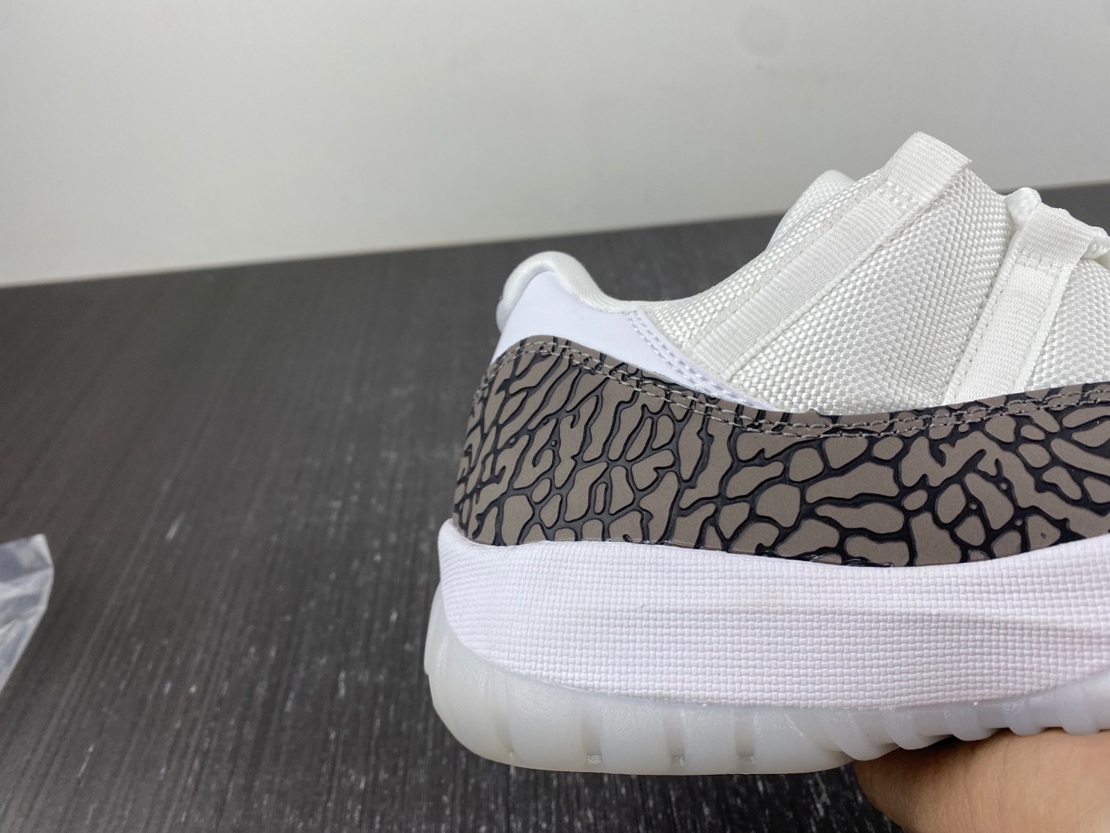 Air Jordan 11 Low Cement Grey AV2187-140