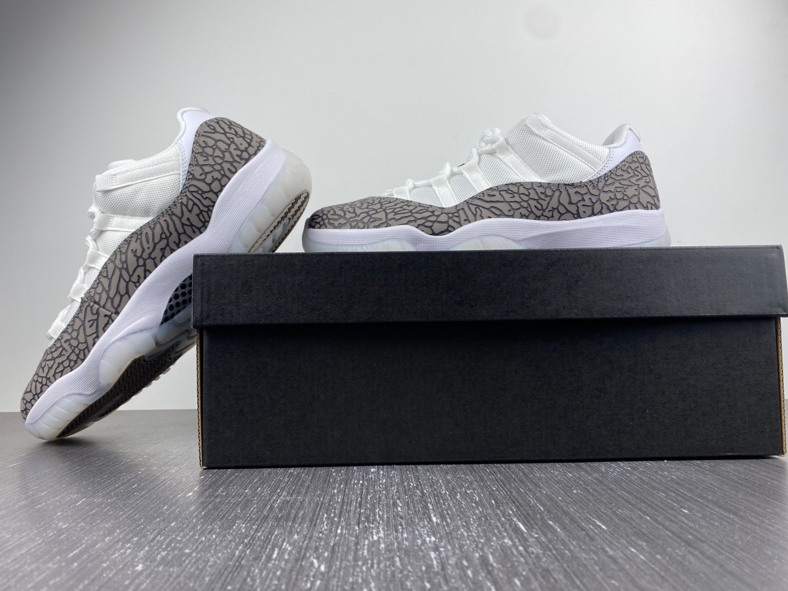 Air Jordan 11 Low Cement Grey AV2187-140