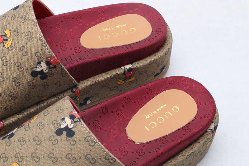 GUC LEATHER SLIDE